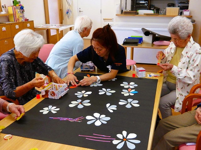 小多機にしてらお　夏の風物詩、花火の貼り絵を作成しました！