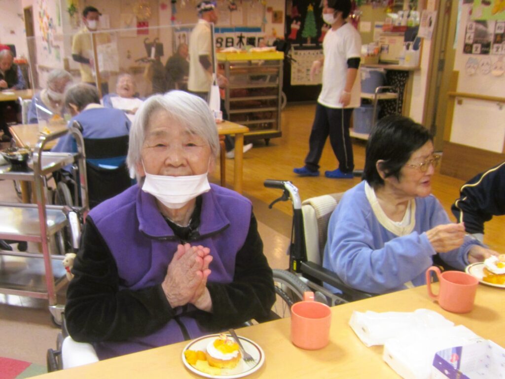 老健たかつ「クリスマススイーツ作り」を行いました！