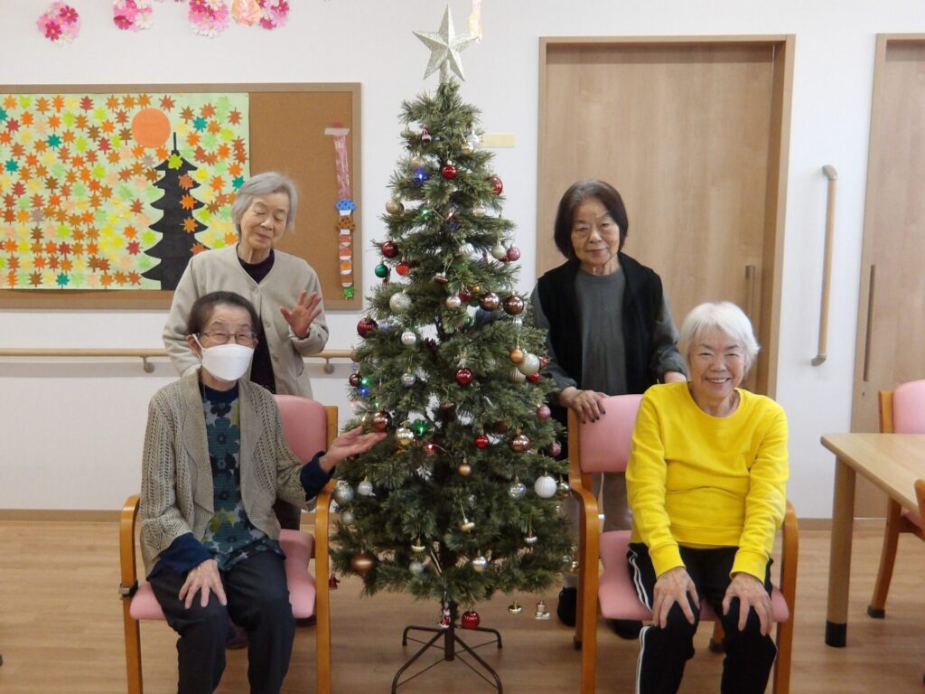 小多機にしてらお　クリスマスツリーの飾り付けを行いました！